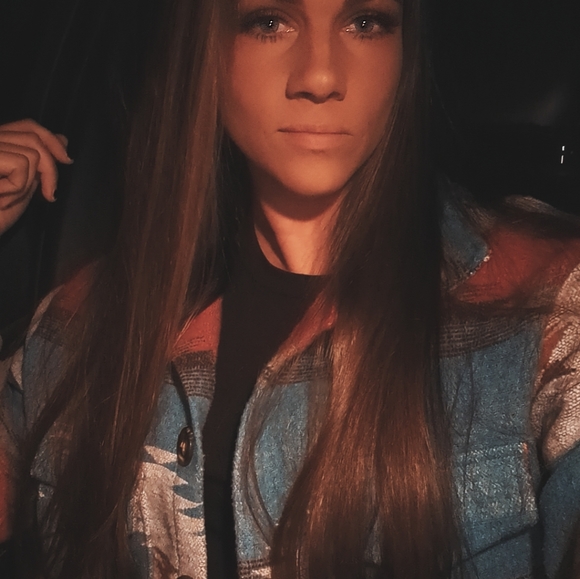 Meet your Posher, Stephanie - Picture 3 of 5